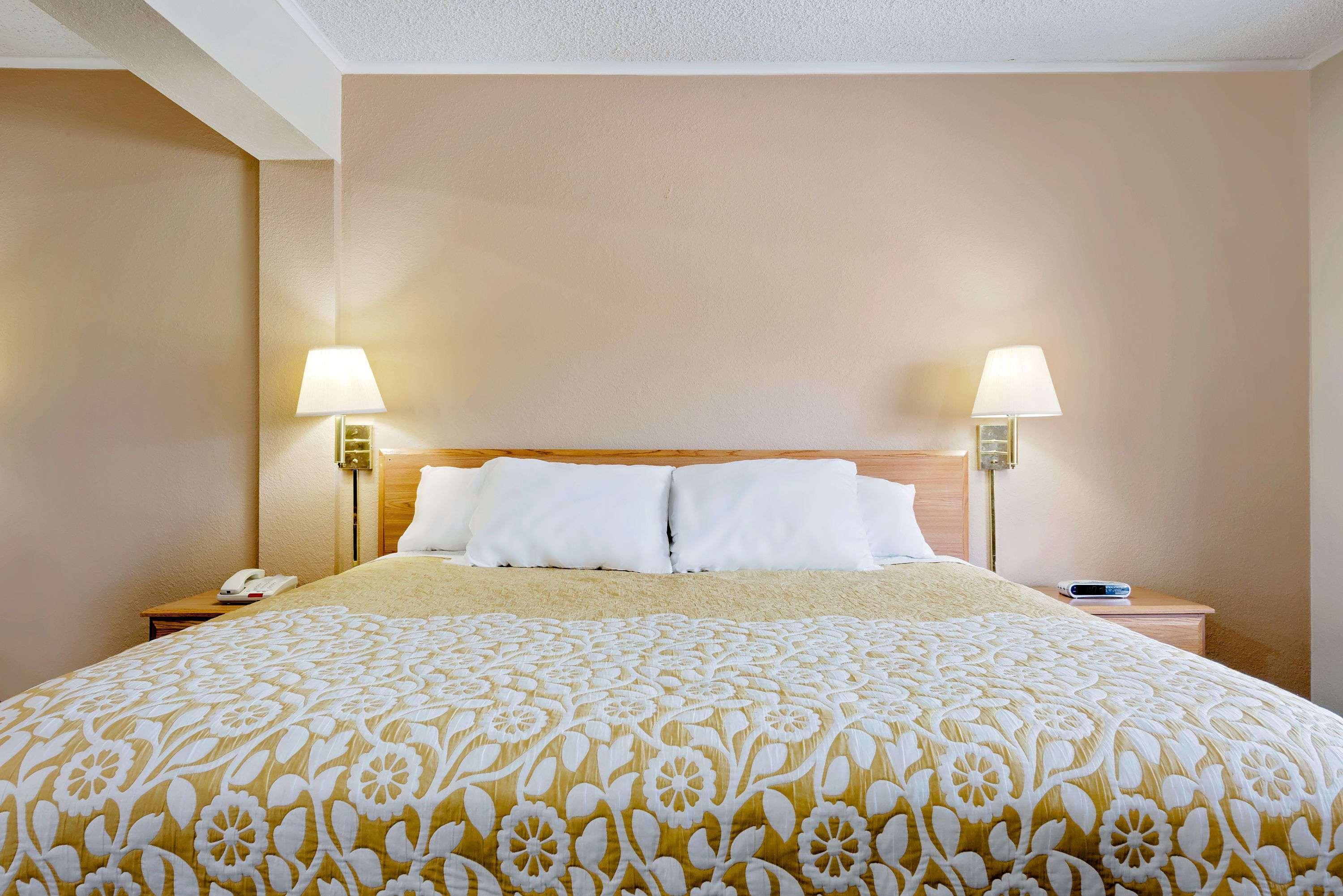 Days Inn By Wyndham Fairmont Exteriér fotografie