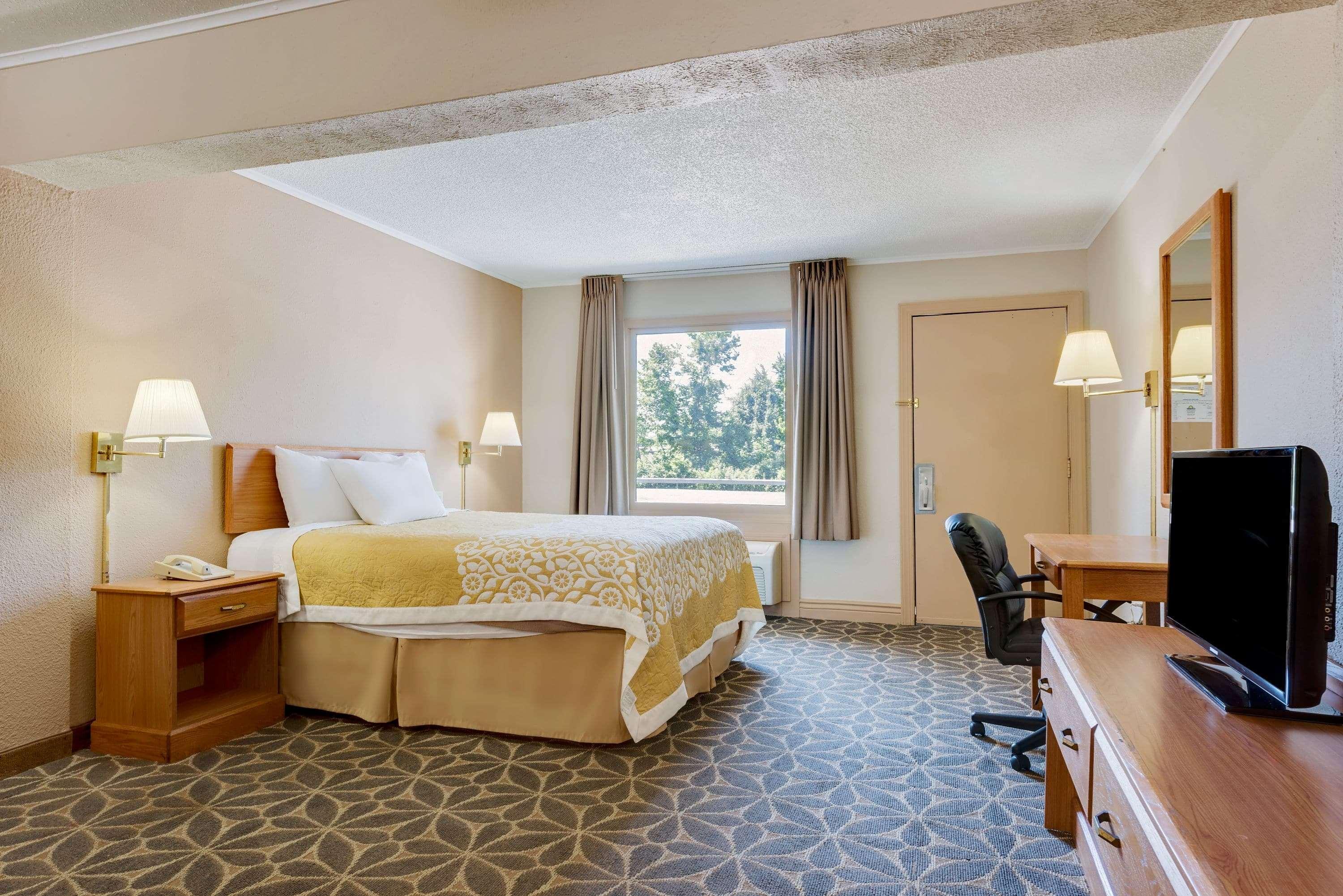 Days Inn By Wyndham Fairmont Exteriér fotografie
