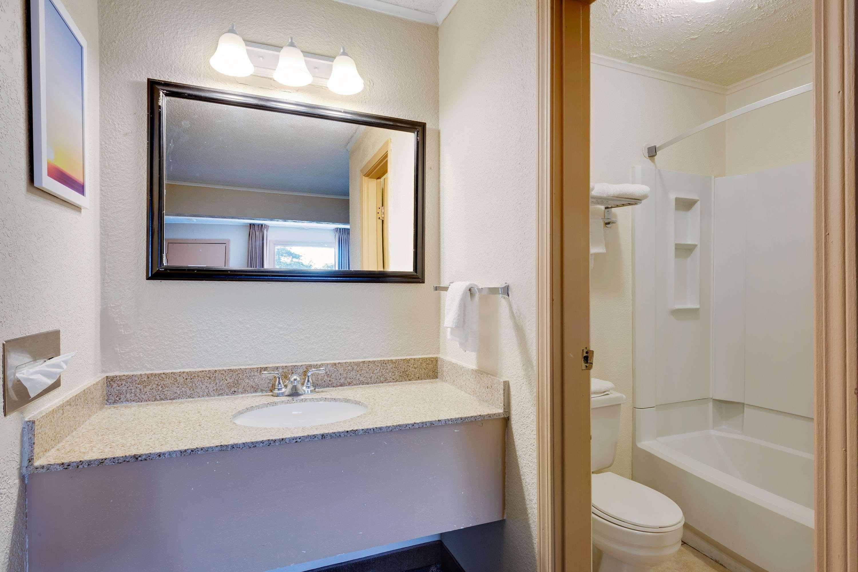 Days Inn By Wyndham Fairmont Exteriér fotografie