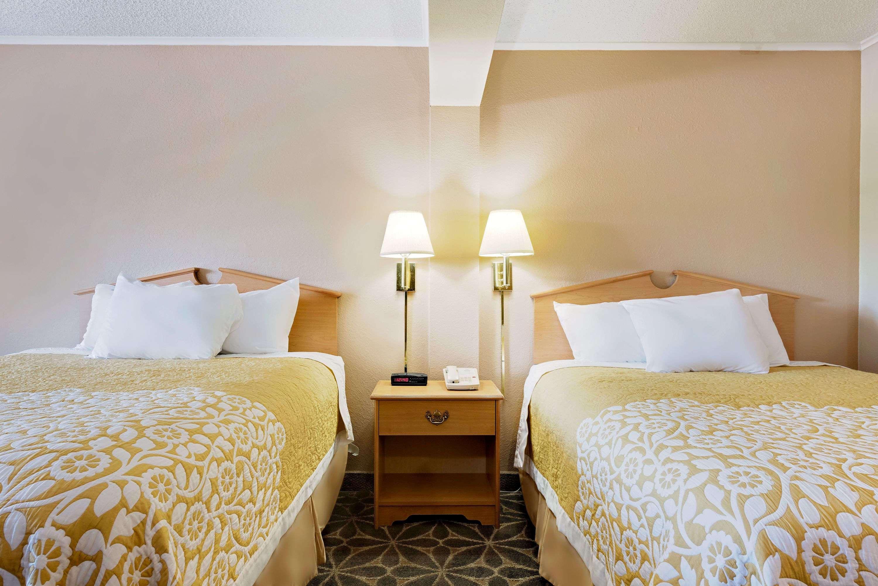 Days Inn By Wyndham Fairmont Exteriér fotografie