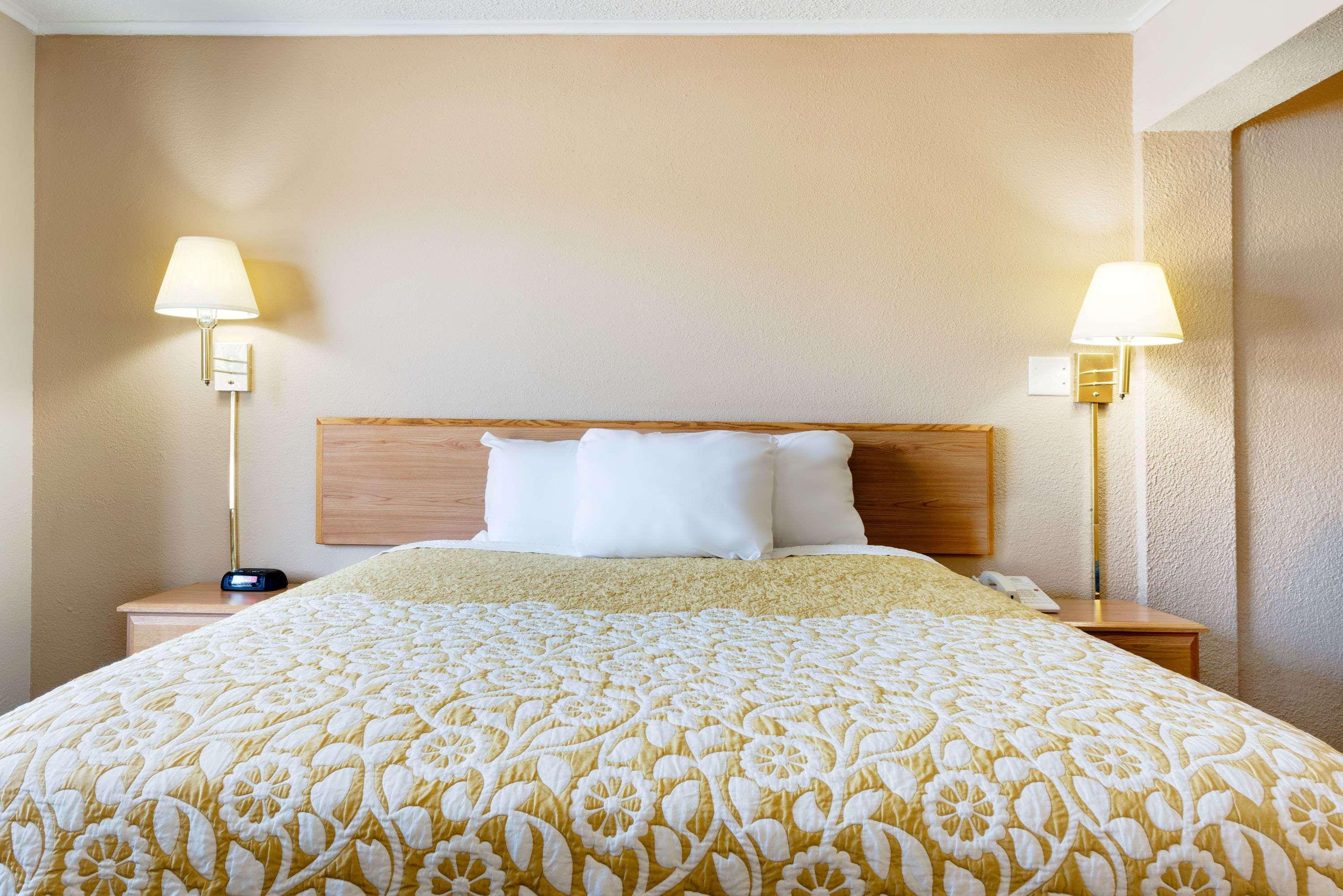 Days Inn By Wyndham Fairmont Exteriér fotografie