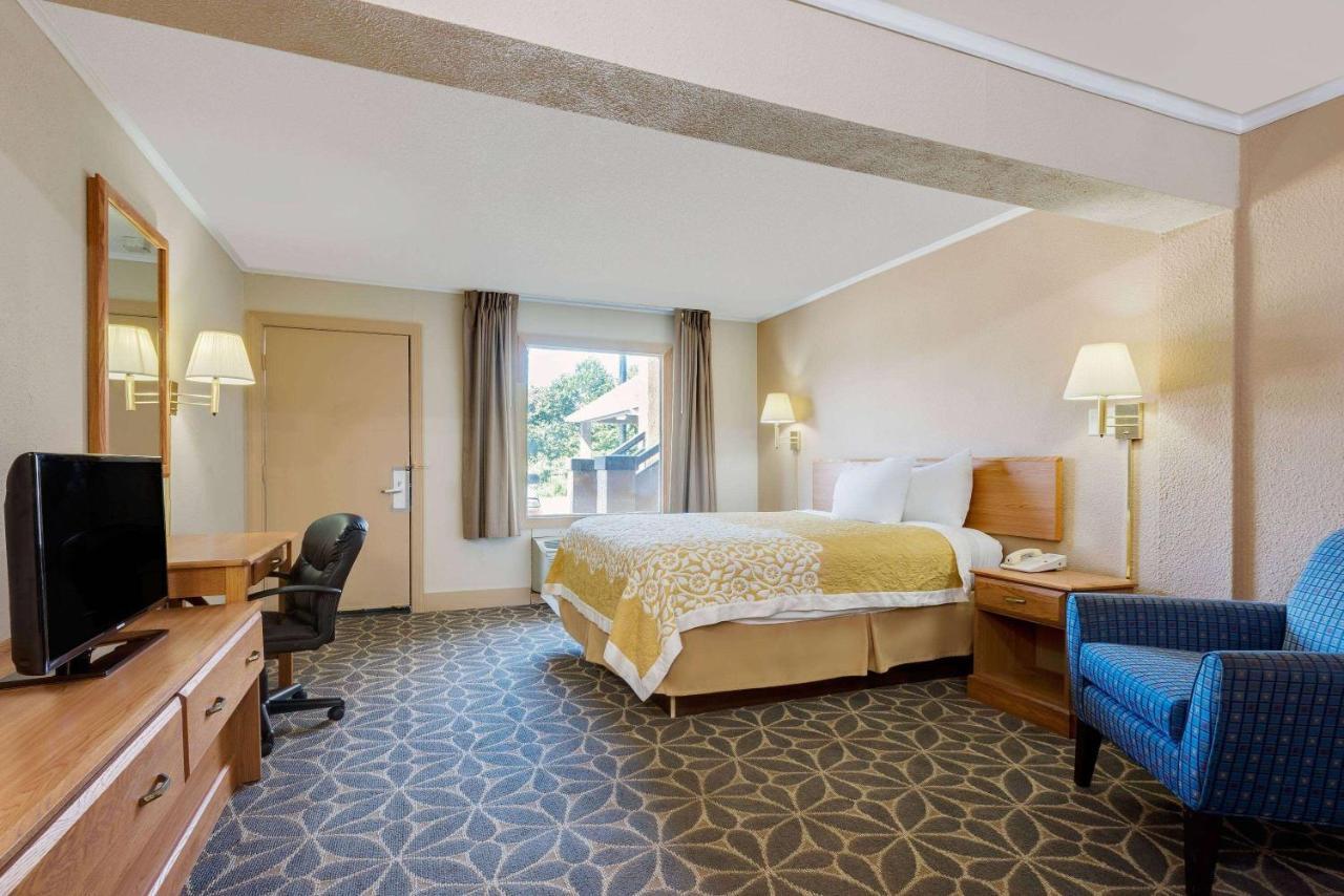 Days Inn By Wyndham Fairmont Exteriér fotografie