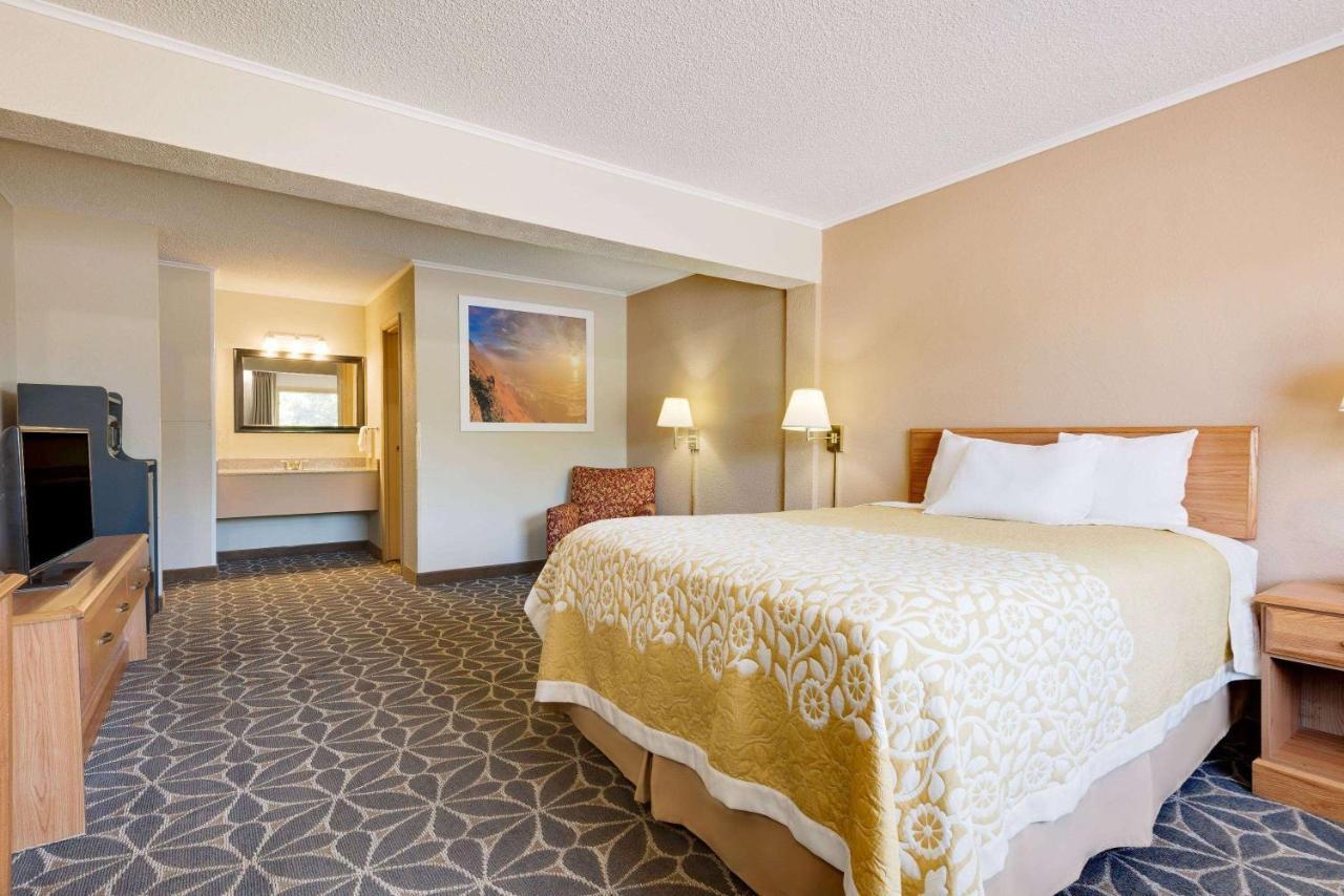 Days Inn By Wyndham Fairmont Exteriér fotografie