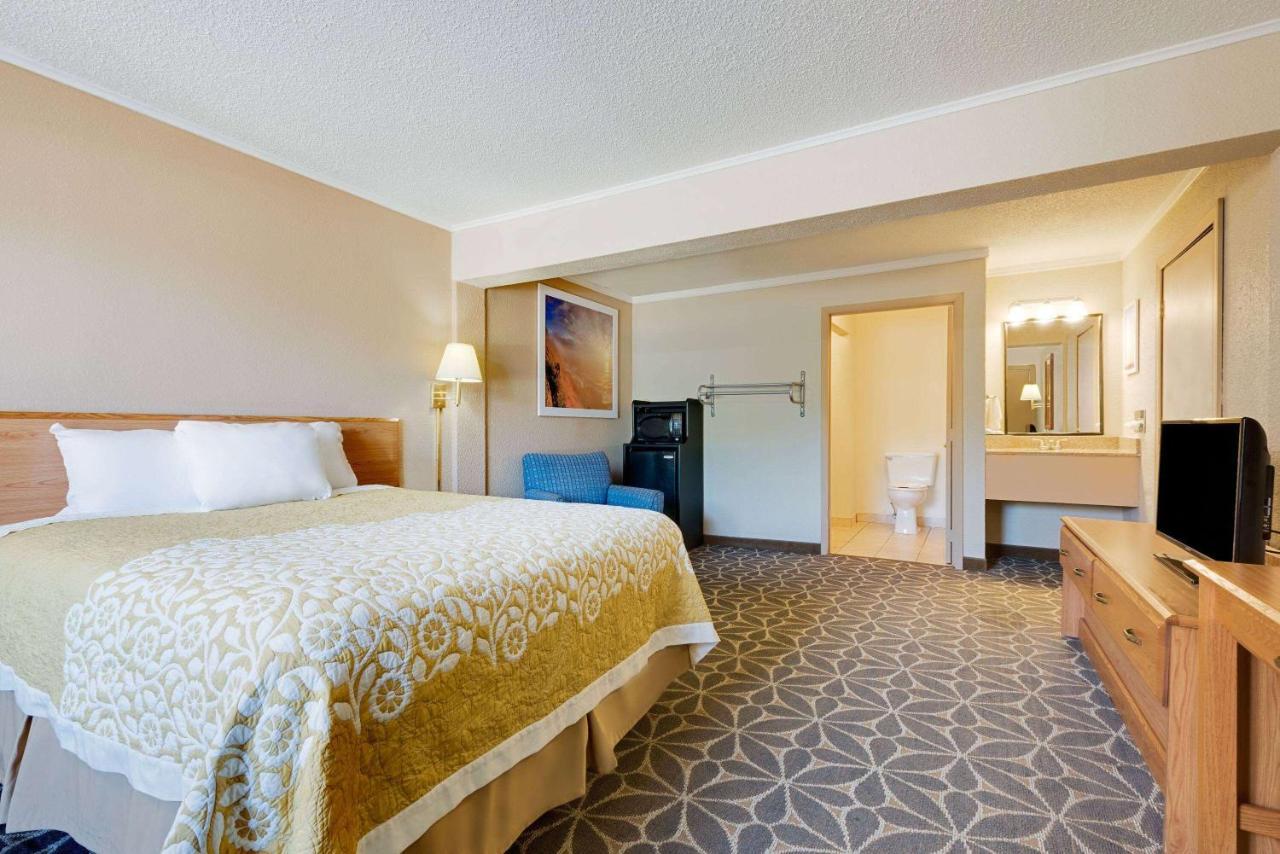 Days Inn By Wyndham Fairmont Exteriér fotografie