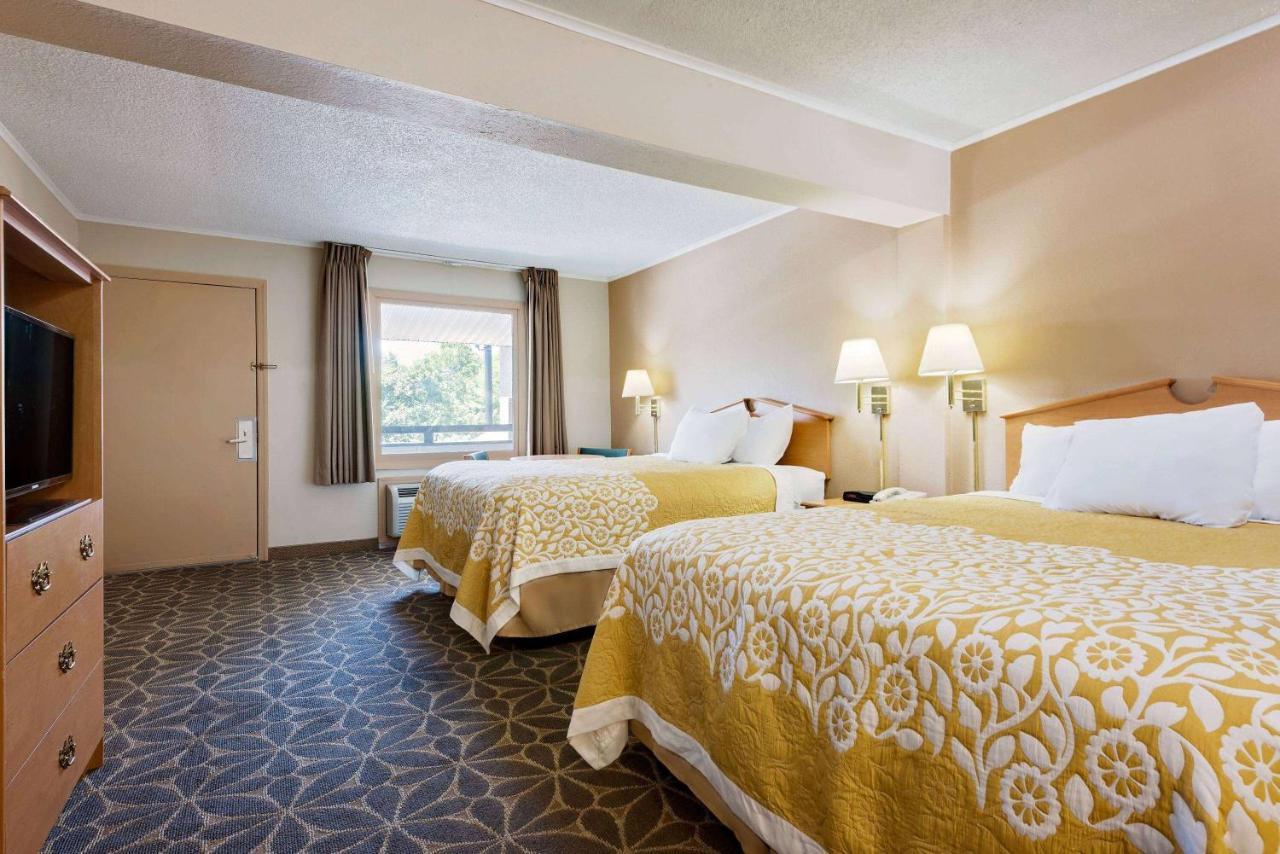 Days Inn By Wyndham Fairmont Exteriér fotografie