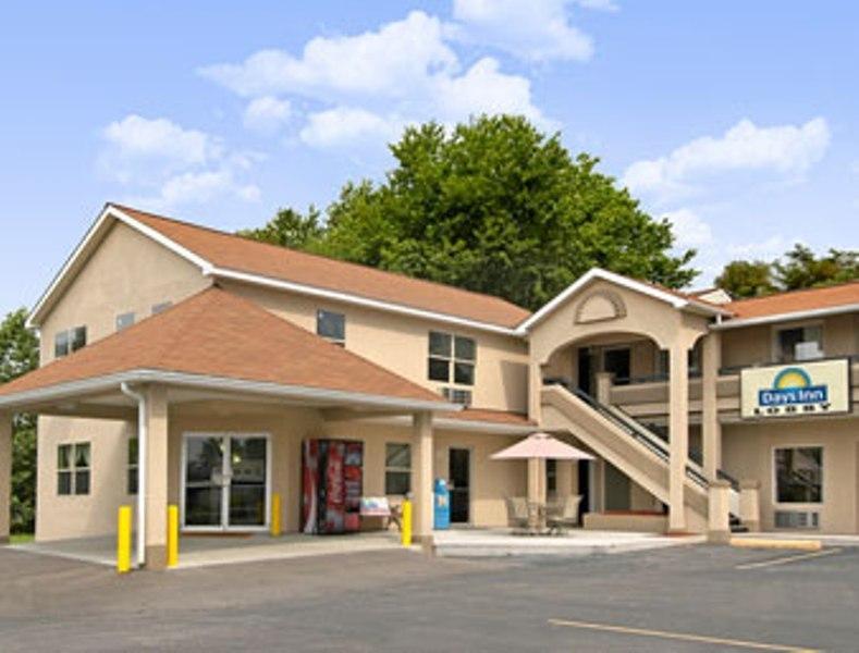 Days Inn By Wyndham Fairmont Exteriér fotografie
