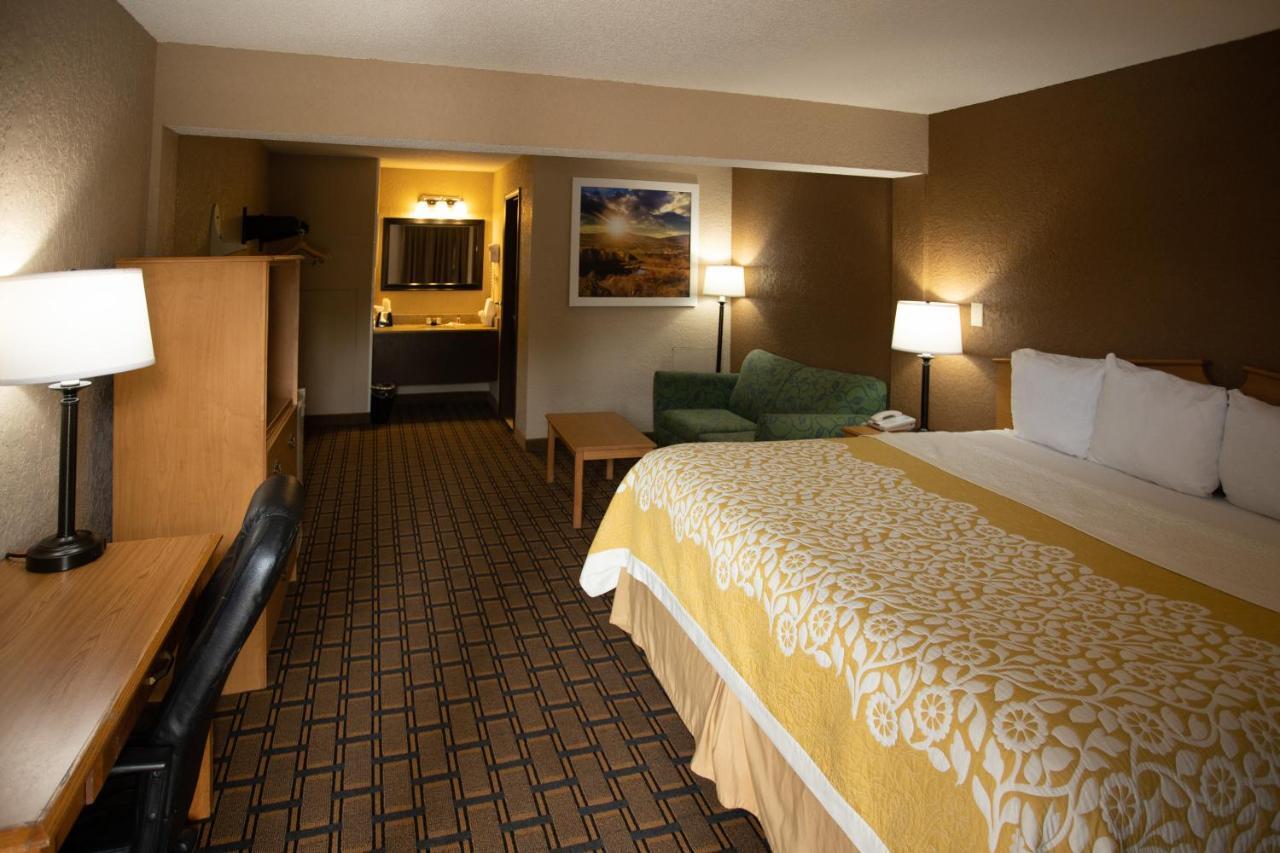 Days Inn By Wyndham Fairmont Exteriér fotografie