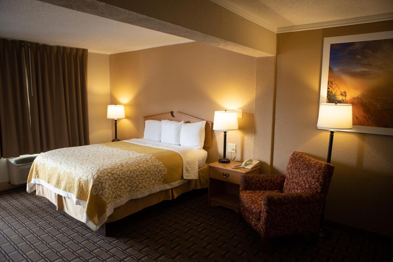 Days Inn By Wyndham Fairmont Exteriér fotografie