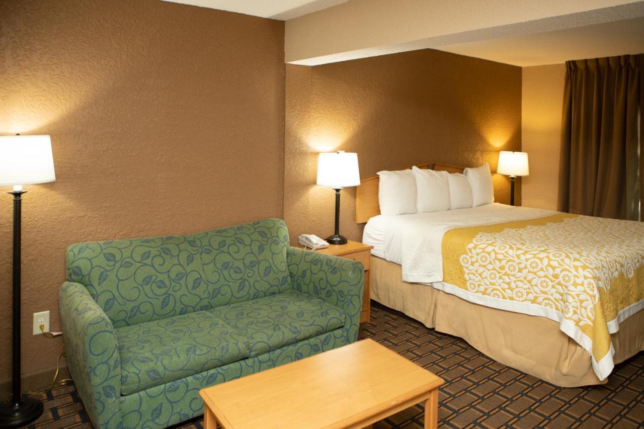 Days Inn By Wyndham Fairmont Exteriér fotografie