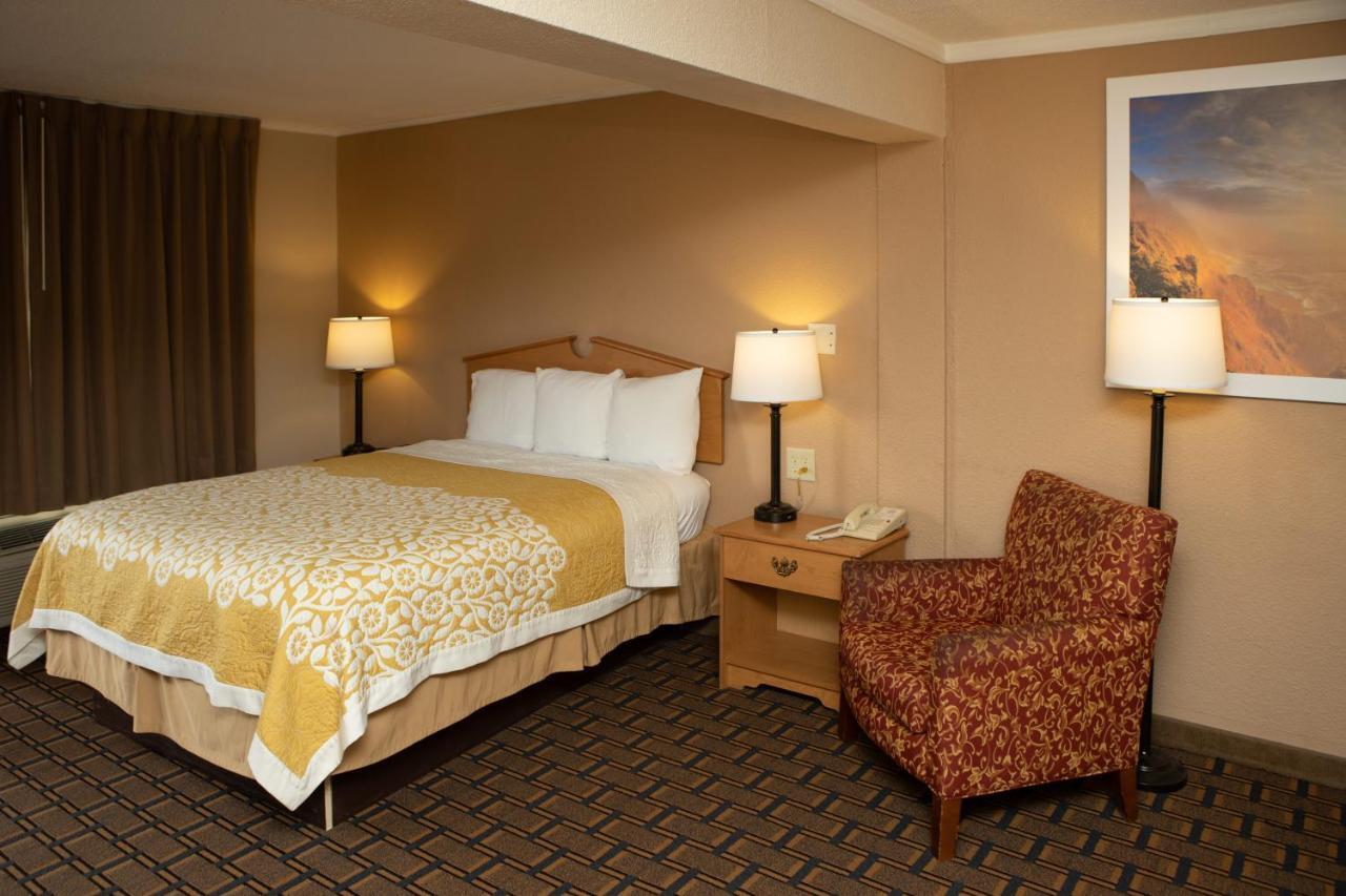 Days Inn By Wyndham Fairmont Exteriér fotografie